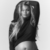 Topless fotósorozat készült a várandós Ciaráról