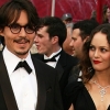 Vanessa Paradis összeköti életét Depp-pel