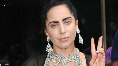 Villantott a borotvált hajú Lady Gaga