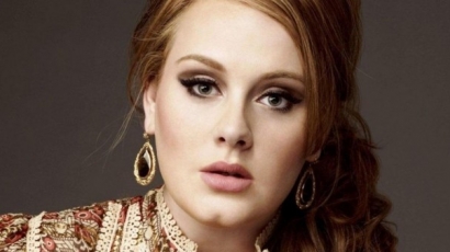Adele igent mondott gyermeke apjának