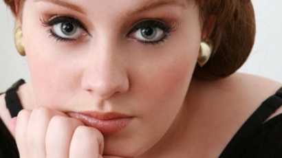 Adele inkább cigizik, mint énekel