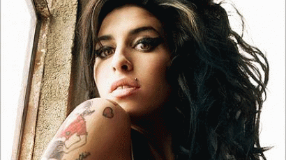 Amy Winehouse divattervezőnek áll