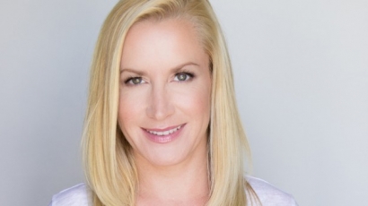 Angela Kinsey menyasszony lett! Különleges gyűrűt húzott az ujjára a párja