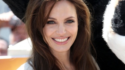 Angelina Jolie ismét tetováltatott