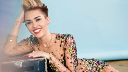 Anyaszült meztelenül állna színpadra Miley Cyrus
