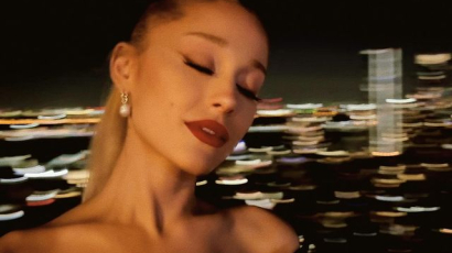 Ariana Grande eddig nem látott, nosztalgikus videóval nyitotta meg a karácsonyi szezont