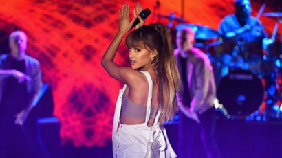 Ariana Grande tetoválást csináltatott a manchesteri tragédia emlékére