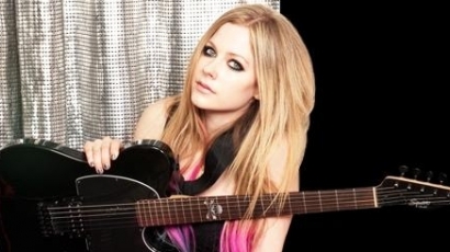 Avril Lavigne is fekete hajat szeretne