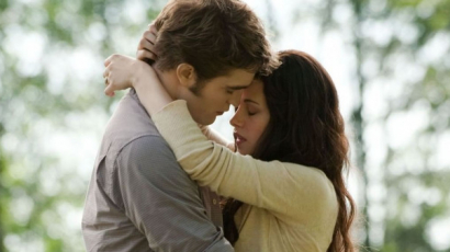 Az Alkonyat rendezője szerint Robert Pattinson elképesztően beleélte magát az első csókjelenetbe
