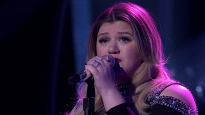 Az egész világ Kelly Clarkson könnyfakasztó American Idol-beli fellépéséről beszél