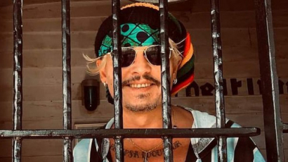 Bizarr börtönfotóval fogadott el egy díjat Johnny Depp