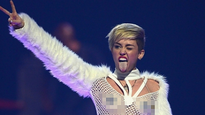 Botrányos ruhában lépett színpadra Miley Cyrus