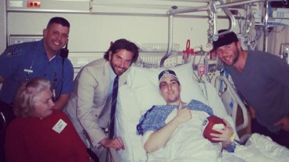 Bradley Cooper kórházi látogatást tett