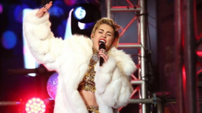 Bréking: Miley Cyrus felöltözött