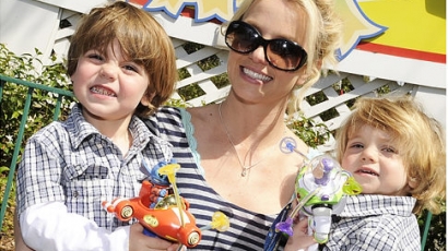 Britney Spears fiára fordítva adták a cipőt