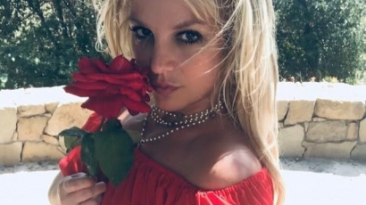 Britney Spears nem bánkódik a válás miatt: videót posztolt arról, ahogy egy barátja nyalogatja a lábát