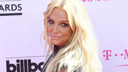 Britney Spearst úgy megütötték, hogy elesett