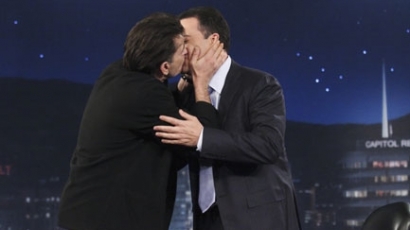 Charlie Sheen megcsókolta Jimmy Kimmelt!