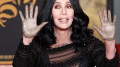 Cher kéznyomát betonba foglalták