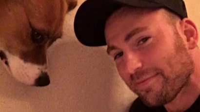Chris Evans meztelen felsőtestéről és szuperédes kutyusáról posztolt