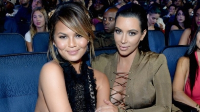 Chrissy Teigen szívesen lenne Kim Kardashian harmadik gyermekének béranyja