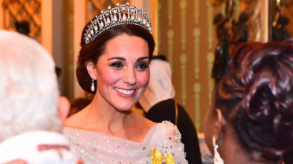 Csodaszép hófehér ruhában ragyogott Katalin hercegné a Buckingham-palotában