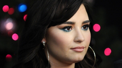Demi Lovato az iskolai lövöldözés áldozatainak emlékére énekelt