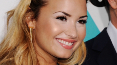 Demi Lovato is szőke lett