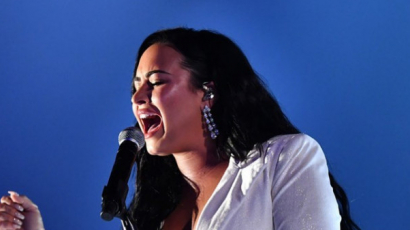 Demi Lovato könnyezve kezdte megható előadását a Grammy-gálán