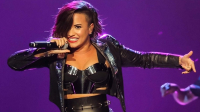 Demi Lovato már csak nevetni tud a színpadi esésein 
