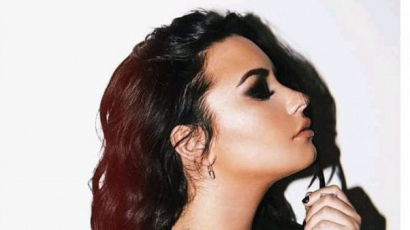 Demi Lovato új tetkójával győzelmét ünnepelte