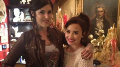 Demi Lovato új tetoválásával pózol