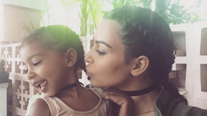 Döbbenet! Kim Kardashian hároméves lánya már festi magát