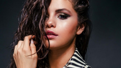 Egy szál törölközőben pózolt Selena Gomez