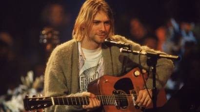 Egy vagyonért kelt el Kurt Cobain ikonikus kardigánja