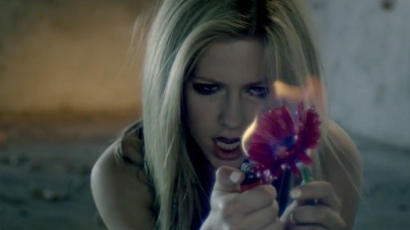 Egyszerű klippel jelentkezett Avril Lavigne