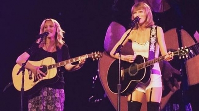 Együtt lépett fel Taylor Swift és Lisa Kudrow