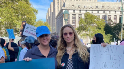 Ekkorát nőtt Jennifer Lawrence pocakja: Amy Schumerrel tüntetett a színésznő