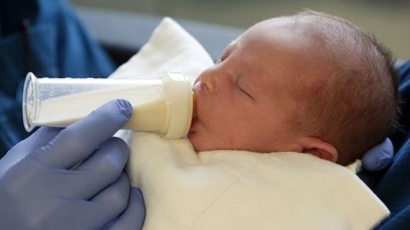 Életben maradt a vécén lehúzott újszülött - videó