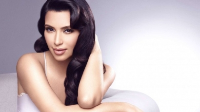 Először tett közzé képet újszülött fiáról Kim Kardashian