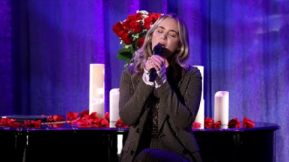 Emily Blunt dalban kért bocsánatot Chris Martintól