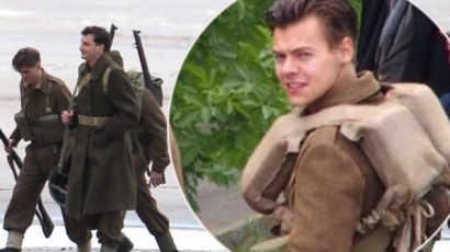 Ennyire dögös Harry Styles az új hajával, katona jelmezben – fotók!