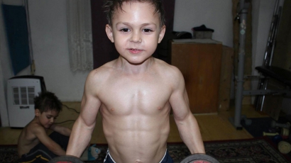 Ez a hétéves kisfiú erősebb, mint te!
