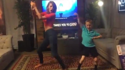 Így táncol Taylor Swift és hétéves rajongója!