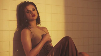 Falatnyi ruhában kelleti magát Selena Gomez a Wolves videoklipjében