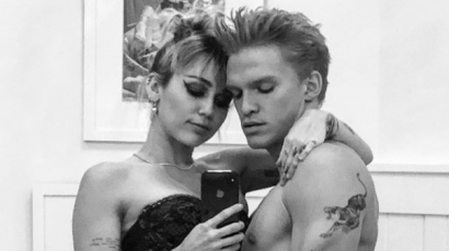 Fél éve együtt! Cody Simpson nem tud betelni Miley Cyrusszal