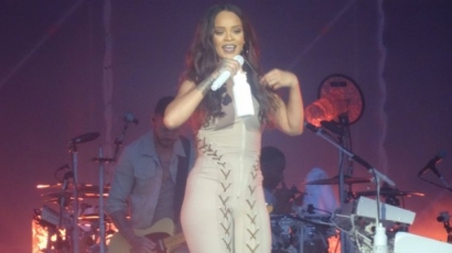 Fellépésén szólt be rajongóinak Rihanna – videó