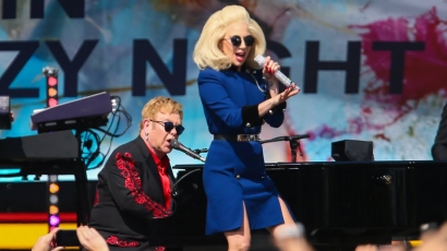 Fergeteges koncertet adott Elton John és Lady Gaga