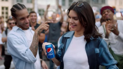 Hatalmas botrányt okozott Kendall Jenner szereplése a Pepsi reklámban