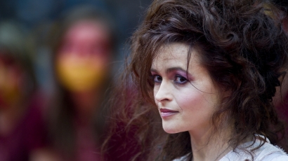 Helena Bonham Carter is jótékonykodik